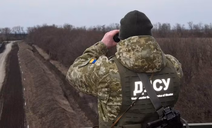 Cụ thể, thông cáo báo chí của FSB đã thông tin về một nỗ lực của binh sĩ Ukraine nhằm đột nhập biên giới dẫn đến vụ chạm súng, một trong những quân nhân Ukraine đã bị thiệt mạng khi cố gắng kháng cự, trong khi hai người khác quay trở lại lãnh thổ Ukraine.