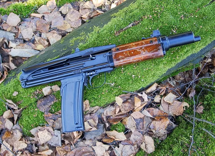 Vào năm 1973, Quân đội Liên Xô tổ chức một cuộc thi thiết kế súng mới nhằm phát triển một mẫu súng tiểu liên tự động hoàn toàn mới, và ứng cử viên sáng giá cho cuộc thi này lại là nguyên mẫu súng tiểu liên AO-46 sử dụng đạn 5.45×39mm do thiết kế sư Peter Andreevich Tkachev phát triển.
