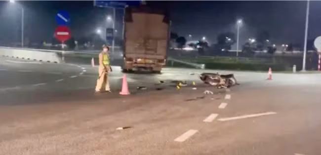 Hà Tĩnh: Tông vào xe tải, 2 người đi xe máy tử vong Ha Tinh: Tong vao xe tai, 2 nguoi di xe may tu vong