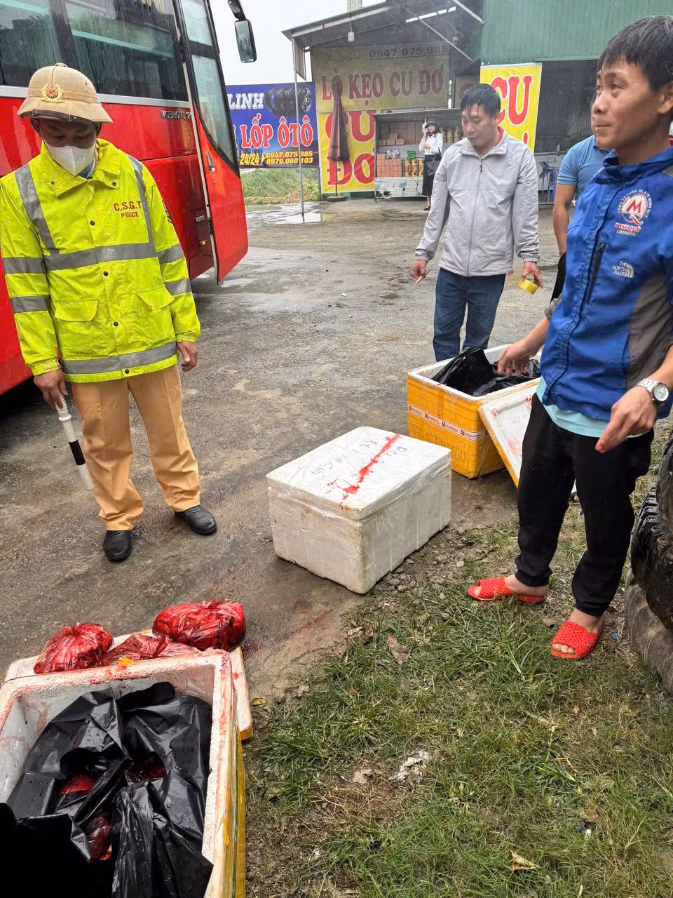 Bat xe khach cho hon 200kg noi tang boc mui hoi thoi