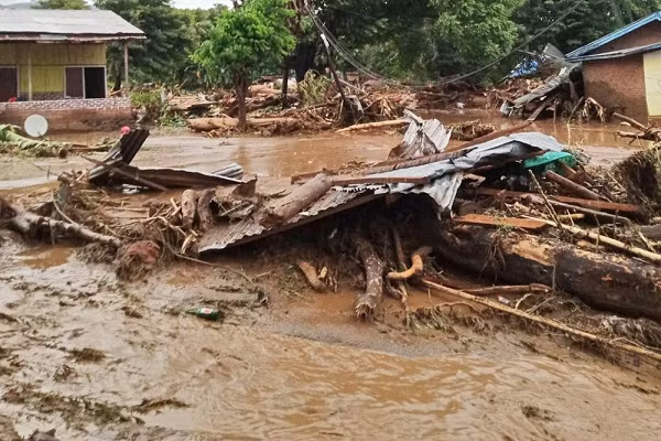 Hãi hùng cảnh lũ quét tàn phá Indonesia, hàng chục người chết Hai hung canh lu quet tan pha Indonesia, hang chuc nguoi chet
