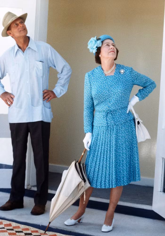 Nữ hoàng Elizabeth II và Hoàng thân Philip trong chuyến thăm quần đảo Solomon năm 1982.