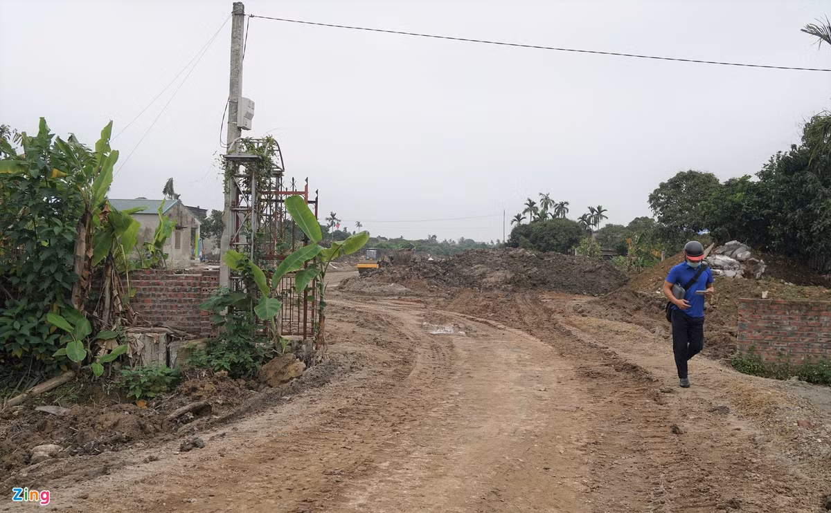Trao đổi với Zing, ông Trần Văn Tâm, Trưởng phòng Tài nguyên &amp; Môi trường huyện Thanh Hà, khẳng định Hội đồng bồi thường, hỗ trợ và tái định cư huyện đã triển khai các trình tự, thủ tục liên quan đến thu hồi đất, lập phương án bồi thường, hỗ trợ theo đúng quy định hiện hành của Nhà nước. "Thời gian tới, chúng tôi tiếp tục phối hợp với chính quyền xã Thanh Cường để tuyên truyền, giải thích các ý kiến, kiến nghị của các hộ gia đình", ông Tâm nói.