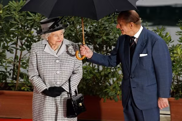 Hoàng thân Philip che ô cho Nữ hoàng trong chuyến thăm Malta.
