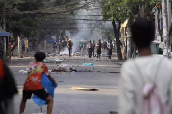 Them nguoi bieu tinh o Myanmar thiet mang