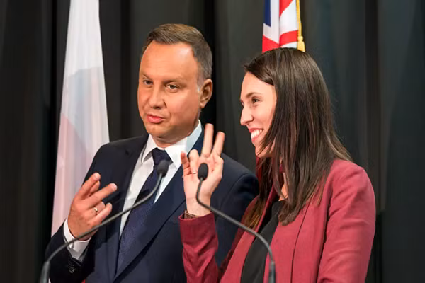 Tổng thống Ba Lan Andrzej Duda (trái) và Thủ tướng New Zealand Jacinda Ardern tại lễ ký kết ở Auckland ngày 22/8/2018. Ảnh: Sputnik.