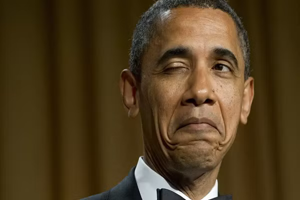Bức ảnh chụp ngày 28/4/2012 ghi lại khoảnh khắc Tổng thống Mỹ khi đó là ông Barack Obama nháy mắt trong lúc kể một câu chuyện vui tại bữa tiệc của hội phóng viên Nhà Trắng ở thủ đô Washington. Ảnh: Sputnik.