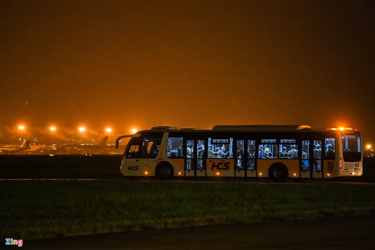 Kết thúc lễ đón, các chiến sĩ mũ nồi xanh được đưa về nhà ga quốc tế Nội Bài để làm các thủ tục nhập cảnh. Đội xe của Bộ tư lệnh Thủ đô Hà Nội đã chờ sẵn để đưa các chiến sĩ về nơi cách ly tập trung. Những người lính sẽ cách ly tập trung 14 ngày và tự cách ly tại nhà thêm 2 tuần.