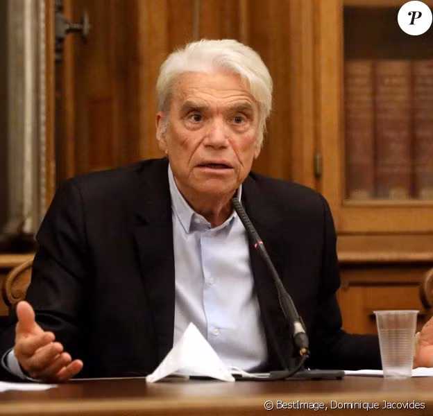 Sau khi ra tù vào năm 1997, Bernard Tapie lấn sân sang lĩnh vực giải trí khi làm diễn viên, ca sĩ, người dẫn chương trình phát thanh và truyền hình. Ảnh: PP. 