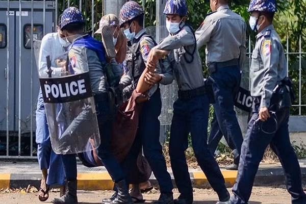 Myanmar: Them loat thanh vien dang cua ba Suu Kyi bi bat giu
