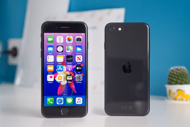 iPhone SE 2020 qua sử dụng có giá khoảng 6,8-7,5 triệu đồng cho bản 64 GB. Thiết bị có kiểu dáng nhỏ gọn, kích thước màn hình 4,7 inch tương tự iPhone 8 nhưng cấu hình mạnh hơn với chip xử lý A13 Bionic (giống iPhone 11), camera sau 12 MP, camera trước 7 MP và RAM 3 GB. Đây là mẫu iPhone cho những người cần máy phụ hoặc dùng để nghe gọi, chụp ảnh hay lướt web, không thích hợp để xem phim, chơi game do màn hình nhỏ, dung lượng pin thấp. Ảnh: PhoneArena.