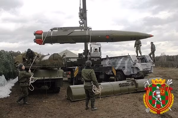 Cuộc tập trận được công bố sau khi Tổng thống Belarus Lukashenko cáo buộc NATO điều động lực lượng ở Lithuania và Ba Lan gần biên giới phía tây của Belarus. Tuy nhiên, phát ngôn viên NATO, bà Oana Lungescu đã nhanh chóng phủ nhận cáo buộc ông Lukashenko đưa ra.