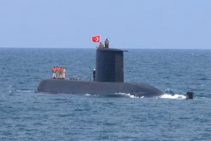 Hai tàu ngầm Thổ Nhĩ Kỳ khác dường như cũng bị phát hiện ngoài khơi đảo Rhodes và Karpathos. Truyền thông Hy Lạp ước tính có 6-8 tàu ngầm Thổ Nhĩ Kỳ đang hiện diện ở biển Aegean và Địa Trung Hải.