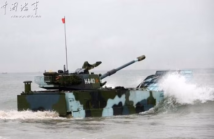 Pháo 105mm này được quảng cáo là có thể khai hỏa mục tiêu ngay cả khi đang bơi, có được điều này là do nó được trang bị hệ thống điều khiển hỏa lực có máy tính đường đạn.