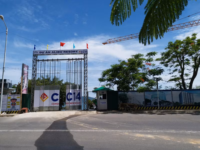  4. Dự án ALIBU Báo cáo Chính phủ về dự án ALIBU do Công ty TNHH Toàn Hưng làm chủ đầu tư, tỉnh Khánh Hoà cho biết, việc thi công dự án nằm trong ranh giới làm kè biển, chắn sóng theo Công văn số 6777 ngày 20/11/2013 của UBND tỉnh về việc đồng ý chủ trương phê duyệt dự án đầu tư kè chắn sóng và đường đi bộ, công viên phục vụ cộng đồng tại Dự án khu du lịch, dịch vụ thể thao Hồ Tiên. Ảnh: cc14.com.vn.