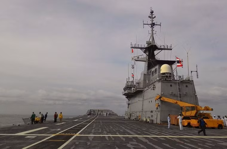 Đáng lưu ý, cuộc tập trận có sự tham gia của tàu sân bay Thái Lan HTMS Chakri Naruebet – chiếc tàu sân bay duy nhất ở khu vực Đông Nam Á hiện nay. Ảnh trên boong tàu sân bay Hải quân Hoàng gia Thái Lan.