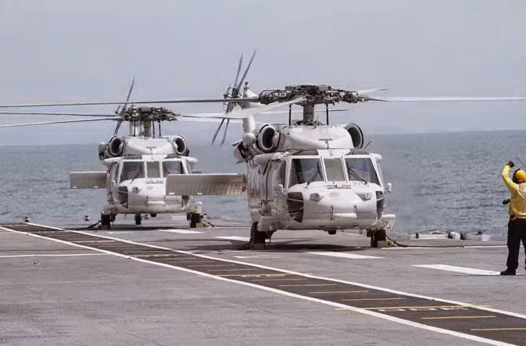 Trên tàu sân bay Chakri Naruebet mang theo một số lượng không xác định trực thăng săn ngầm S-70B Sea Hawk của Không quân Hải quân Hoàng gia Thái Lan.
