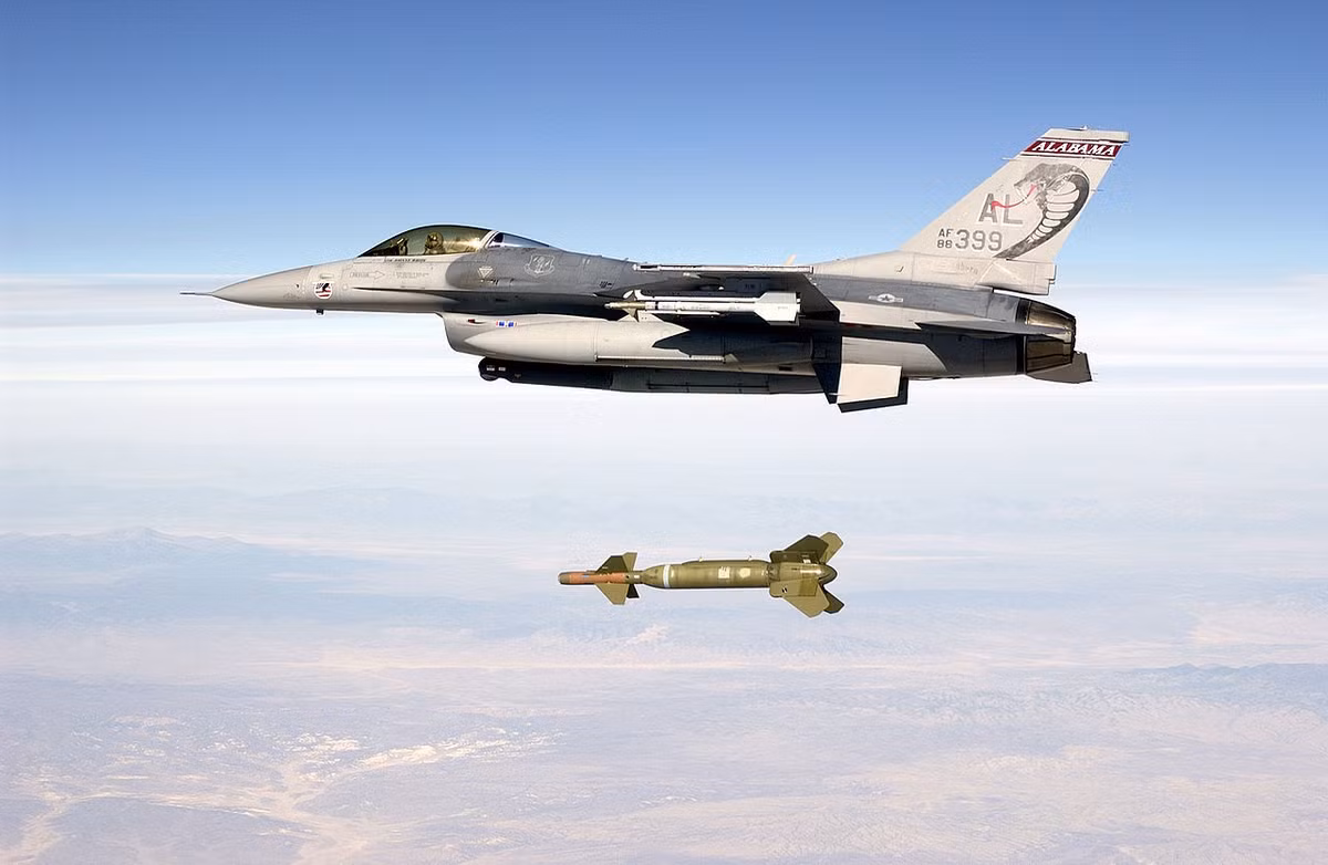 Ngoài kho tên lửa hiện đại, như các loại máy bay khác của Không lực Mỹ, F-16 có thể mang được "kho bom khổng lồ" gồm: 8 quả bom chùm CBU hoặc 8 bom đa công dụng Mk 83 500kg hay 12 bom Mk 82 227kg hoặc 8 bom thông minh SDB hoặc 4-6 bom thông minh họ Paveway III hoặc 4 bom lượn tinh khôn AGM-154 JSOW.