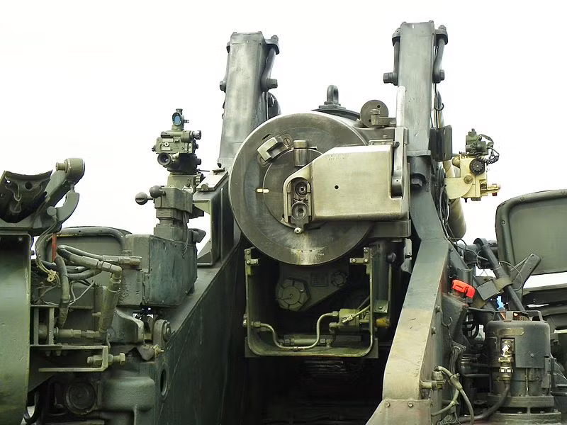 Với những viên đạn cỡ 203mm cùng liều phóng có trọng lượng gần 100kg, người ta buộc phải trang bị cho M110 hệ thống hỗ trợ nạp đạn. Tuy nhiên, tốc độ bắn nhìn chung vẫn rất chậm, với chỉ 3 viên/2 phút hoặc duy trì nhịp bắn liên tục đạt 1 viên trên 2 phút.