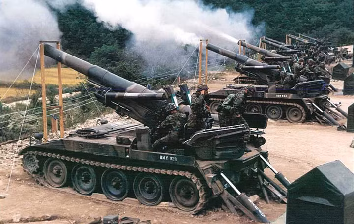 Khi bắn, kíp pháo thủ cần tới 13 người gồm 5 người ngồi trên M110 và 8 người ngồi trên xe bọc thép hộ tống cùng xe chở đạn. Bởi khung gầm của M110 chỉ có thể chở tối đa 2 quả đạn cùng liều phóng.