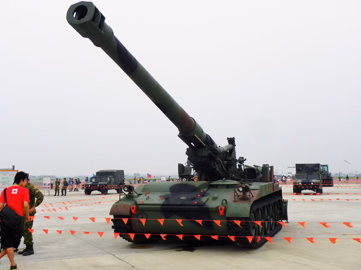 Đến phiên bản M110A1, khẩu M2A2 được thay bằng khẩu pháo M201 L37 có chiều dài lớn hơn tăng tầm bắn. Đến phiên bản cuối cùng M110A2, người ta trang bị loa giảm giật kép cho khẩu M201.
