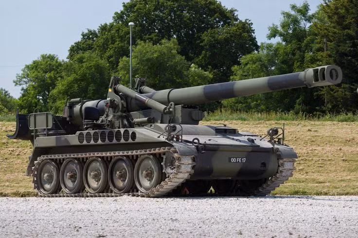 M110 203mm do Mỹ phát triển từ giữa những năm 1950 cho pháo binh Quân đội Mỹ và Thủy quân Lục chiến Mỹ. Cuộc chiến tranh đầu tiên mà M110 tham gia chính là chiến tranh Việt Nam. Loại pháo này thường được triển khai trong các tiểu đoàn pháo binh hỗ trợ nói chung và các cấp bậc khác của quân đội nói riêng. Nhiệm vụ của M-110 bao gồm hỗ trợ, định vị bắn phá pháo binh địch và ngăn chặn hệ thống phòng không của đối phương.