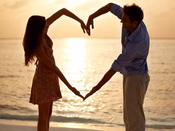 Dùng ngôn ngữ cơ thể: Ngôn ngữ cơ thể là vũ khí giết người đối với đàn ông. Bạn chỉ cần có một vài cử chỉ thân mật như đặt tay nhẹ nhàng lên vai chàng, hoặc giả vờ vô tình động chạm vào cơ thể chàng sẽ khiến chàng cảm thấy thích thú.