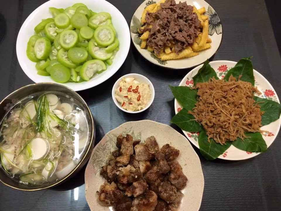 Thứ tư: Mướp luộc, canh đậu hũ non nấu thịt băm, thịt lợn giả cầy, nem tai, khoai tây chiên giòn sốt thịt bò. 