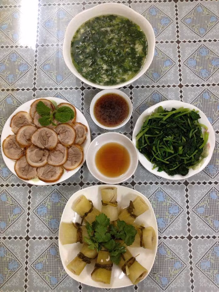 Thứ năm: Canh cải nấu cá rô đồng, rau cải luộc, bí cuộn thịt hấp và thịt chân giò hầm. 