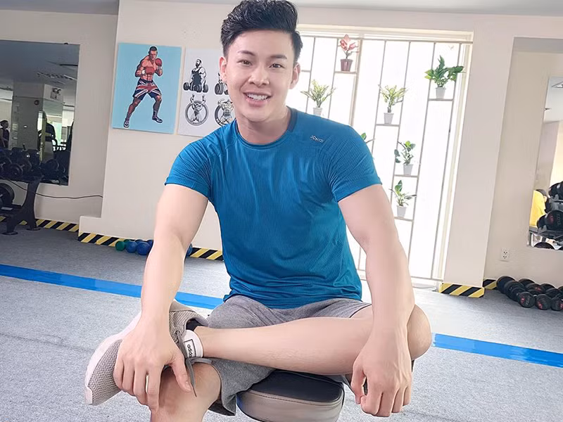 Anh chăm chỉ tập thể dục để có vóc dáng săn chắc.