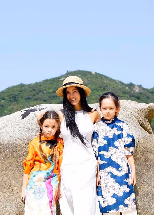 Giống Thanh Lam, diva Hồng Nhung cũng qua 2 lần đò. Ảnh: FBNV