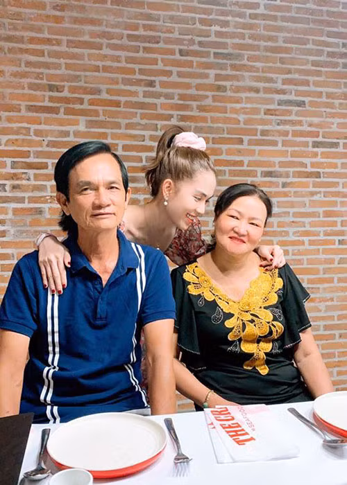 Với thu nhập khủng, Ngọc Trinh giúp bố mẹ có cuộc sống sung túc hơn.