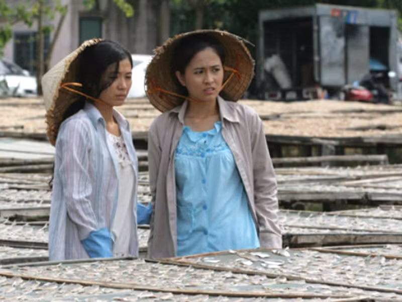 Oanh Kiều (trái) cũng suýt chết đuối khi quay phim. Sự cố diễn ra khi nữ diễn viên đóng phim “Tâm bão”. Lúc đó, biển hơi động nên cô không may bị sóng cuốn ngã xuống. Đoàn làm phim lại tưởng Oanh Kiều nhập vai nên vẫn ghi hình. Sau 3 lần hụt chân, Oanh Kiều nhìn vào máy quay kêu cứu. Nhiều năm sau, mỗi khi nhắc lại, Oanh Kiều vẫn còn cảm thấy sợ. Ảnh: VTV