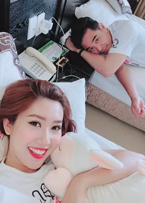 Trước tin đồn tình cảm, chia sẻ với Ngôi sao, Thúy Ngân cho hay cô và Trung Dũng chỉ làm việc chung chứ không có gì hết.