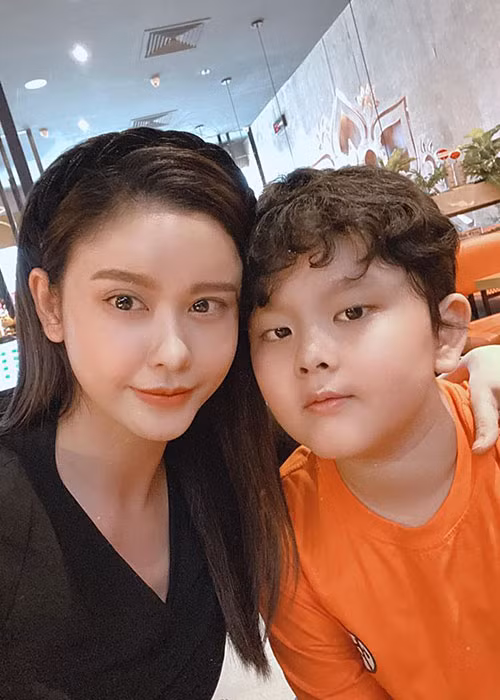 Mới đây, Trương Quỳnh Anh tâm sự, cô sợ con trai ghét mình. "Khi tập trung quá vào công việc thì tôi không có nhiều thời gian cho con được. Tôi rất sợ cảm giác khi về nhà, con không nhìn mặt mình. Có những lúc tôi đi đóng phim về thăm mà kêu con xuống gặp, bé vẫn ngồi trong phòng. Có thể khi đó con đang mải chơi game. Tôi biết con thương mình nhưng chỉ cần có cảm giác Sushi không cần mẹ, bản thân cảm thấy rất sợ", cô chia sẻ trên Zing.