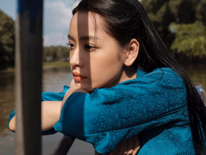 Tạo hình của Chi Pu trong MV "Cung đàn vỡ đôi". Ảnh: Tiền Phong