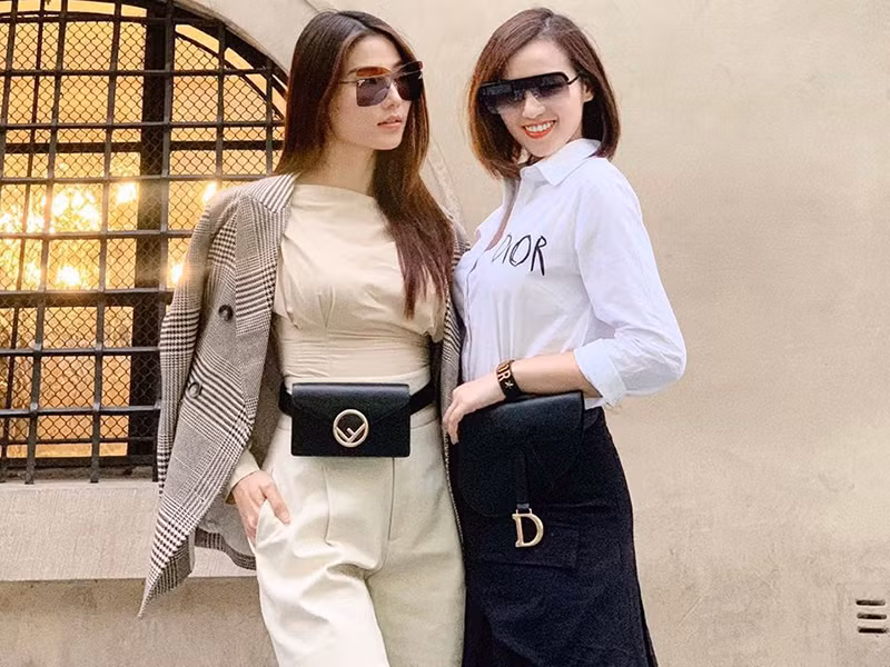 Cả hai đều trẻ trung, sành điệu.