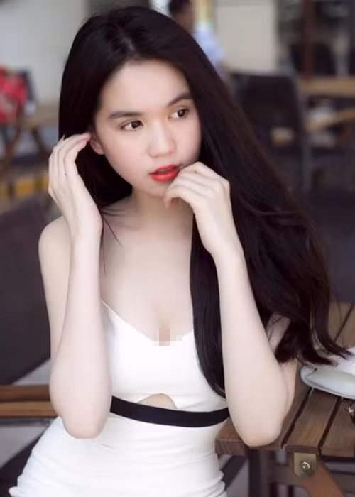 Theo Dân Việt, năm 2013, Ngọc Trinh làm giám đốc sản xuất thương hiệu Game online Huyền thoại Tam Quốc.