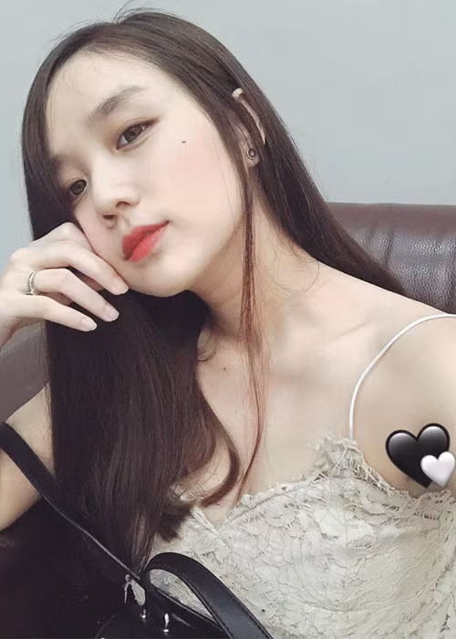 Cô chăm chỉ bán hàng để tự lập khi còn gắn bó với Hoài Lâm.