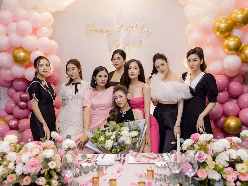 Mai Phương Thúy diện đầm hai dây ôm sát khoe vóc dáng nuột nà, tự tin đọ sắc cùng dàn hoa hậu, á hậu.