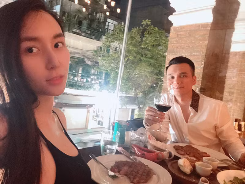 Kể từ khi vợ có bầu, Khắc Việt mua thêm một nhà mặt đất tại Hà Nội để tiện cho việc sinh con và các bé đi học, vui chơi sau này.