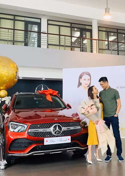 Mới đây, Bảo Thanh khoe được chồng điển trai tặng chiếc xe hơi giá 2,4 tỷ đồng.