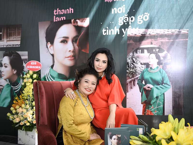 "...Mẹ đã lấy sự thành công của ba, của các con, của các cháu… làm thành tựu của mình để luôn hy sinh, hy sinh cho sự vô hạn. Để những gì chúng con có được hôm nay đều được thắp lên từ ngọn lửa yêu thương của mẹ. Đó là lý do vì sao những đấng vĩ nhân như Napoleon đại đế đã thốt lên rằng: tương lai của con luôn là công trình của người mẹ", Thanh Lam viết nhân ngày của mẹ năm 2017. Ảnh: FBNV