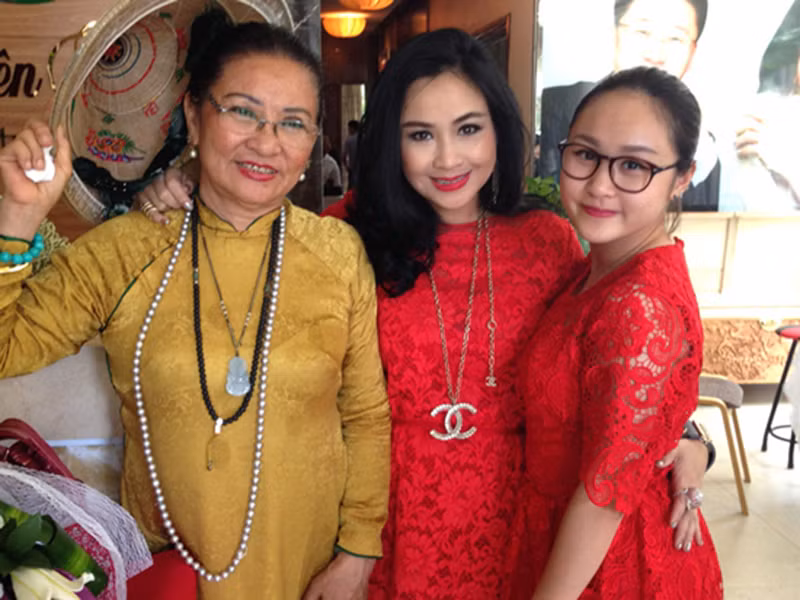 “Tôi theo dõi nhiều thông tin trên mạng vì biết trong 100 điều lên mạng có 88 điều hỏng song vẫn có hơn 10 cái rất đáng xem, đáng chiêm nghiệm. Tôi chắt lọc để làm kinh nghiệm tư vấn cho con hoặc đơn giản để kể lại cho con cái nghe vì con không có thời gian đọc...". Ảnh: Vietnamnet