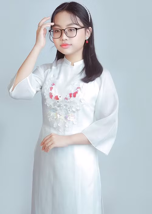 Tâm trạng của Phương Mỹ Chi trùng xuống trước lời cay nghiệt. Để bảo vệ gia đình, em phản ứng lại với antifan đáng tuổi cô: “Con không muốn ai xúc phạm đến gia đình mình. Con nghĩ ai cũng vậy thôi, không muốn gia đình mình bị người khác nguyền rủa mà không vì bất kì điều gì".