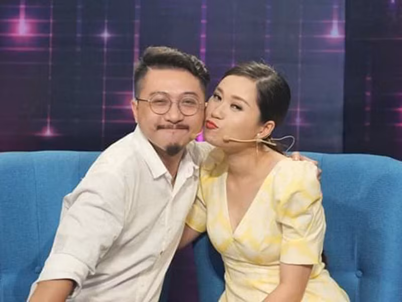 Sau 10 năm cưới, vợ chồng Lâm Vỹ Dạ vẫn tình tứ như hồi mới yêu.