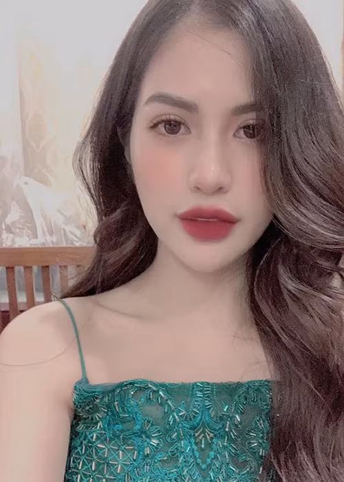 "Bây giờ sau này cũng sẽ không yêu ai, cũng sẽ không lấy chồng! Tự thân kiếm tiền nuôi con, mua những thứ mình thích, đi những nơi mình muốn! Đó mới là cuộc sống", Trần Hương tự nhủ với bản thân.