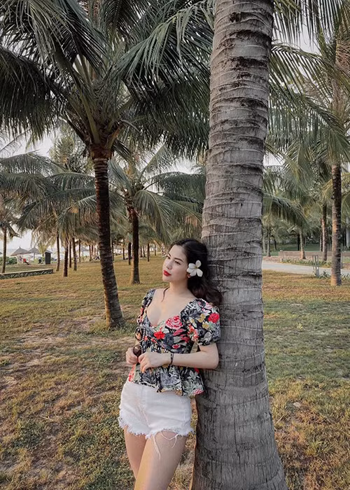 Hồi cuối năm 2019, Trần Hương lộ hình ảnh tình tứ bên một người đàn ông giấu mặt.