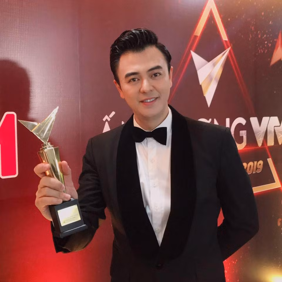 Tuấn Tú ghi dấu ấn khán giả trong vai trò MC của nhiều chương trình truyền hình nhưng nổi tiếng nhất vẫn là gameshow "Chiếc nón kỳ diệu". Ngoài ra, Tuấn Tú còn thử sức diễn xuất trong nhiều bộ phim như "Đường thư", "Blog nàng dâu", "Mặt nạ da người","Vũ điệu tử thần",... Giữa đỉnh cao sự nghiệp, năm 2012 Tuấn Tú bất ngờ lấy vợ. Kể từ đó, anh cũng ít tham gia nghệ thuật hơn.