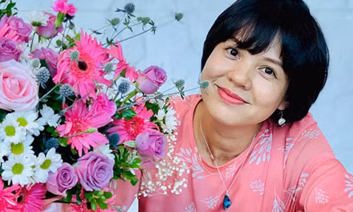 Diễm Quỳnh (SN 1972) là một trong những MC nổi tiếng của VTV. Bên cạnh ngoại hình xinh đẹp, lối dẫn lưu loát, linh hoạt của chị qua các chương trình giải trí như "Trò chơi âm nhạc", "Cầu vồng", "Giai điệu tự hào",... đã ghi dấu ấn đậm nét trong lòng khán giả. Đến nay, Diễm Quỳnh có 23 năm công tác tại Đài truyền hình Việt Nam. Hiện chị đang là trưởng ban VTV6.